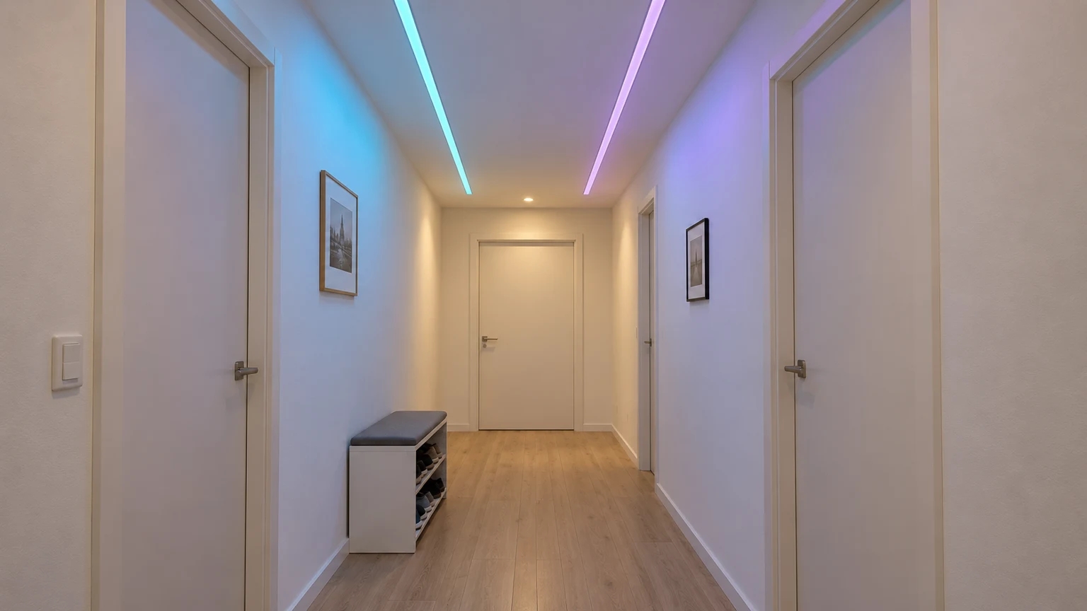 Couloir éclairé par des lignes LED au plafond, scène illustrative.